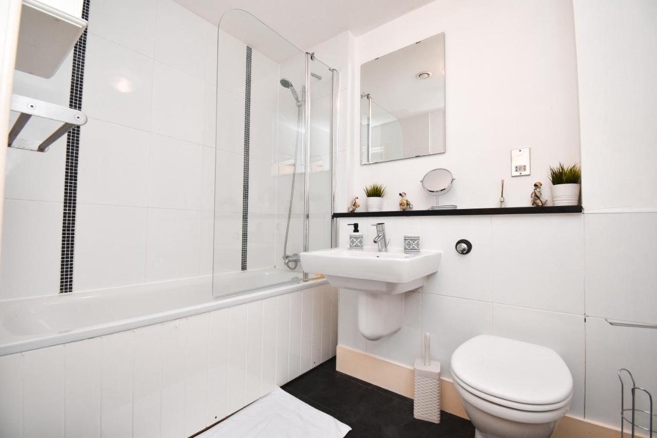 Milton Keynes Hub - Prime Location, Free Underground Parking Apartment Bagian luar foto